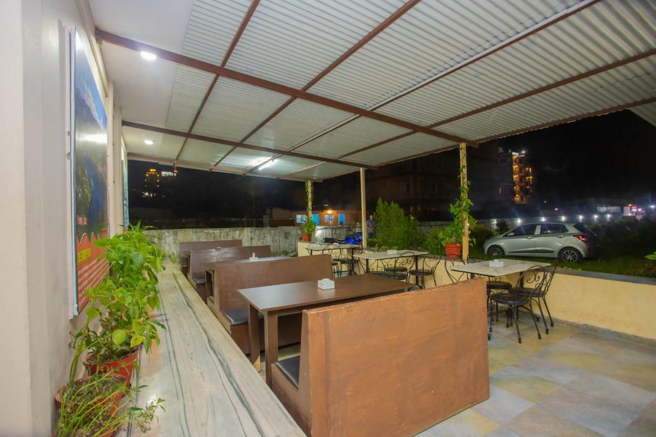 Oyo 575 Api Suites Pokhara Kültér fotó